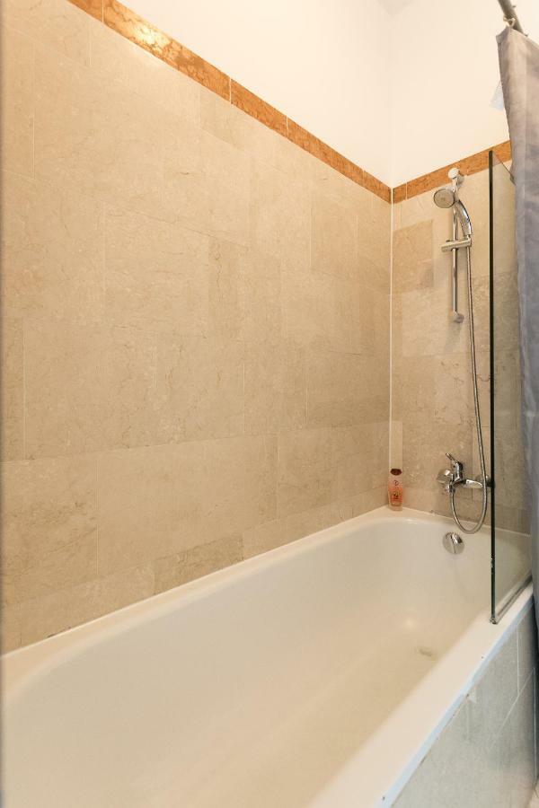 Lovely Two Level Apartment For Families Wina Bagian luar foto
